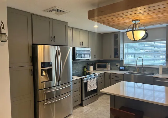 Photo 3 of Single family home for sale at 100 Palm Lake Ct, Longwood, FL 32779 | MLS# R4912179 | Listing updated on 2026-10-20