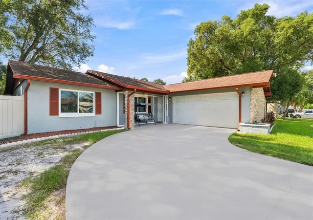 Photo 3 of Single family home for sale at 3620 Coppertree Cir, Brandon, FL 33511 | MLS# TB8559268 | Listing updated on 2026-10-22