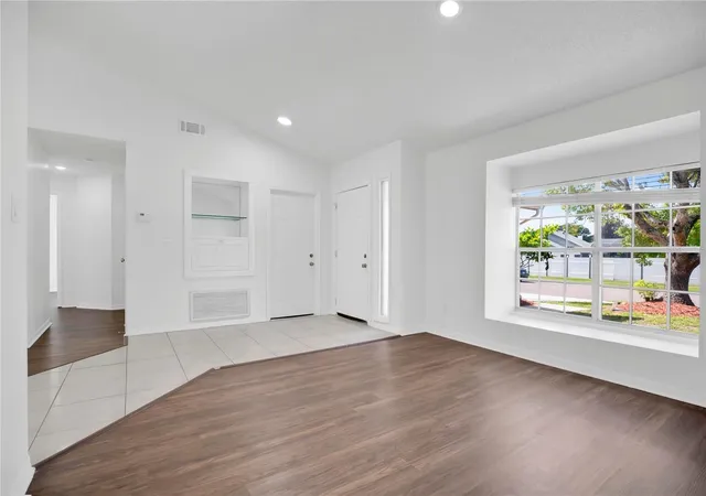 Photo 4 of Single family home for sale at 1056 Condor Pl, Winter Springs, FL 32708 | MLS# O6450851 | Listing updated on 2026-10-21