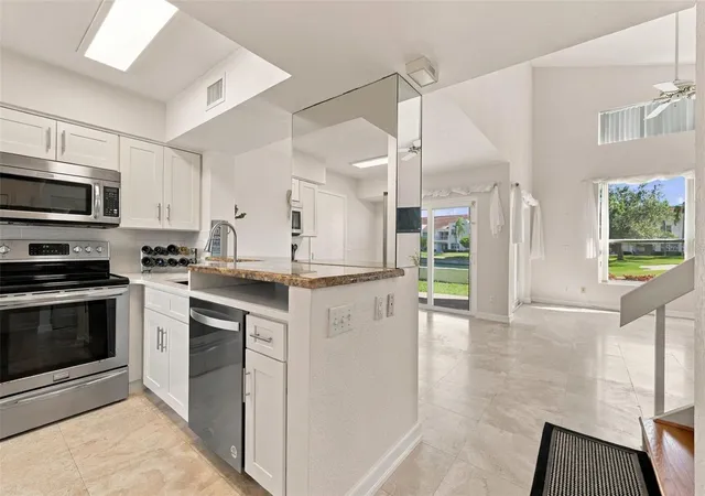 Photo 3 of Townhouse for sale at 6101 Mirada Cir, Saint Petersburg, FL 33715 | MLS# TB8559305 | Listing updated on 2026-10-24