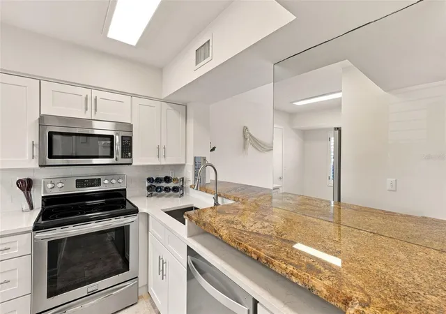 Photo 3 of Townhouse for sale at 6101 Mirada Cir, Saint Petersburg, FL 33715 | MLS# TB8559305 | Listing updated on 2026-10-24