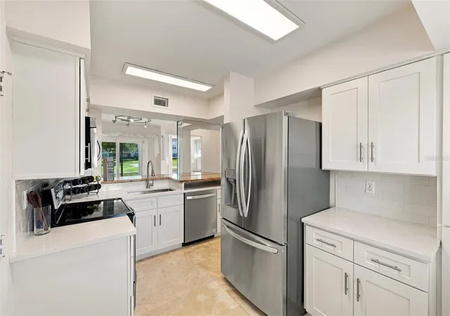 Photo 4 of Townhouse for sale at 6101 Mirada Cir, Saint Petersburg, FL 33715 | MLS# TB8559305 | Listing updated on 2026-10-24