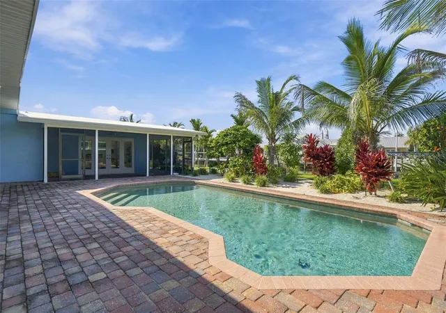Photo 2 of Single family home for sale at 528 Key Royale Dr, Holmes Beach, FL 34217 | MLS# A4710037 | Listing updated on 2026-10-21