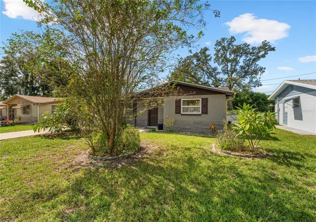 Photo 3 of Sale Pending at 5017 Overlook Dr, New Port Richey, FL 34652 | MLS# O6450890 | Listing updated on 2026-10-20