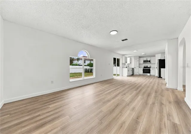 Photo 4 of Single family home for sale at 980 Mayfair St, Eustis, FL 32726 | MLS# O6450892 | Listing updated on 2026-10-22