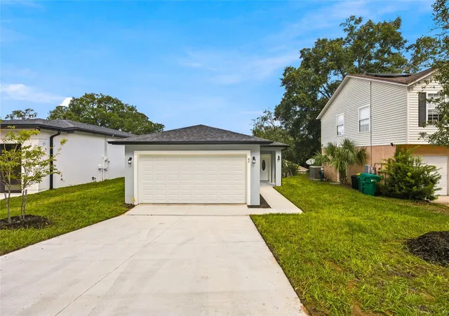 Photo 1 of Single family home for sale at 62 Orange Blossom Dr, Eustis, FL 32726 | MLS# O6450901 | Listing updated on 2026-10-21
