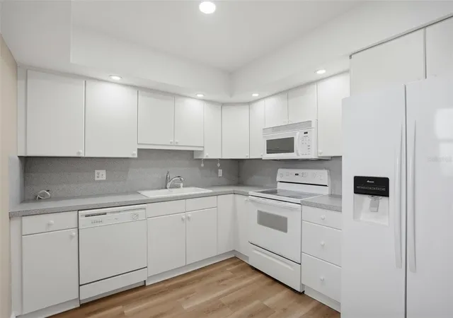 Photo 4 of Condo for sale at 5108 Brittany Dr S #1006, Saint Petersburg, FL 33715 | MLS# TB8559368 | Listing updated on 2026-10-20