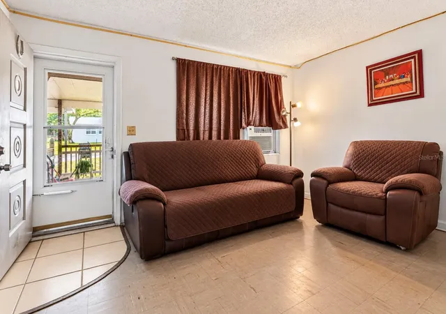 Photo 3 of Sale Pending at 1027 Canal Dr W, Lakeland, FL 33801 | MLS# A4710083 | Listing updated on 2026-10-26