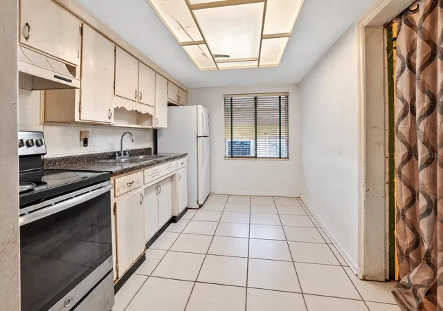 Photo 4 of Sale Pending at 1027 Canal Dr W, Lakeland, FL 33801 | MLS# A4710083 | Listing updated on 2026-10-26