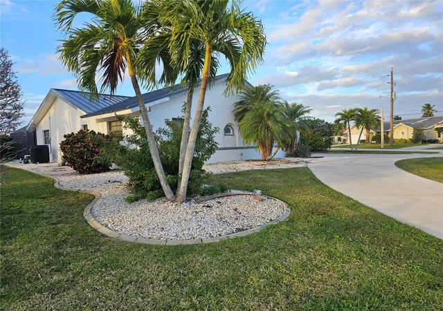 Photo 3 of Single family home for sale at 975 Coronado Dr, Punta Gorda, FL 33950 | MLS# S5159807 | Listing updated on 2026-10-22