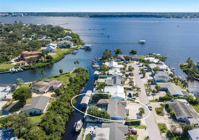 Photo 3 of Single family home for sale at 902 25th Avenue W, Palmetto, FL 34221 | MLS# A4710097 | Listing updated on 2026-10-23