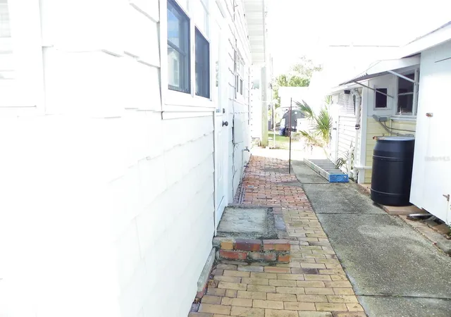 Photo 1 of Single family home for sale at 8 Plaza St E, Bradenton, FL 34208 | MLS# A4710112 | Listing updated on 2026-10-30