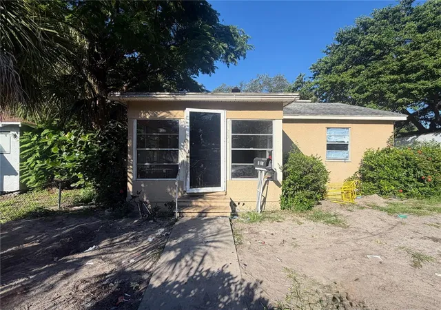 Photo 2 of Sale Pending at 2221 Union St S, Saint Petersburg, FL 33712 | MLS# O6450977 | Listing updated on 2026-10-22