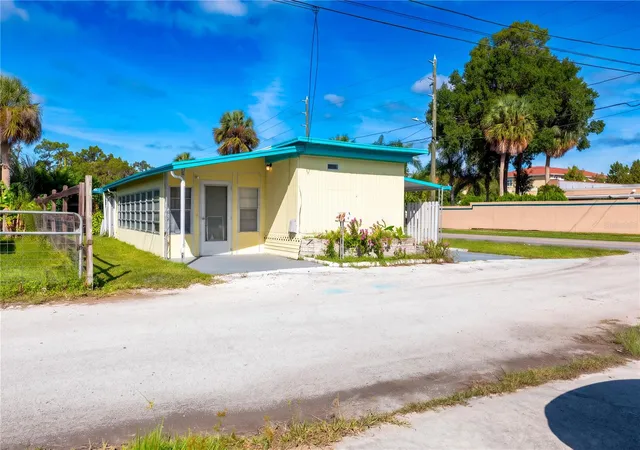 Photo 3 of Manufactured home for sale at 5044 Southtowne Loop, New Port Richey, FL 34652 | MLS# TB8559490 | Listing updated on 2026-10-20