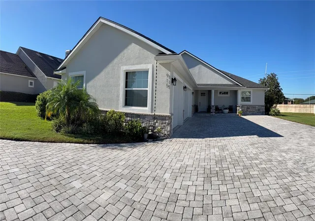 Photo 2 of Single family home for sale at 915 Hart Lake Ct, Winter Haven, FL 33884 | MLS# L4965885 | Listing updated on 2026-10-23