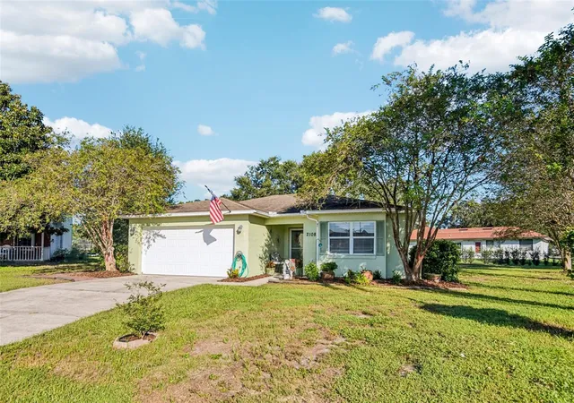 Photo 3 of Single family home for sale at 2108 Glen Hts Pl, Lakeland, FL 33813 | MLS# L4965887 | Listing updated on 2026-10-20