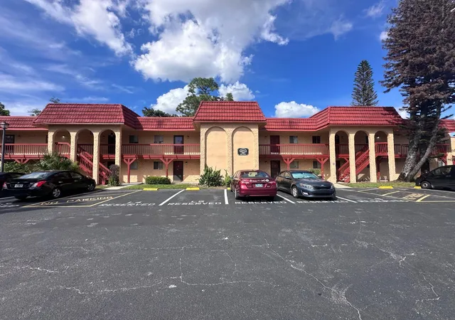 Listing Photo 2 - Condo for sale in building located at 2854 N Powers Dr, Orlando, FL 32818 - Unit #102