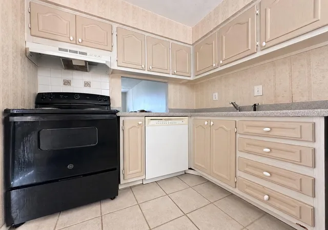 Listing Photo 5 - Condo for sale in building located at 2854 N Powers Dr, Orlando, FL 32818 - Unit #102