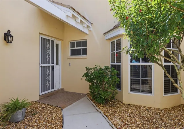 Photo 2 of Single family home for sale at 522 Clubside Cir #10, Venice, FL 34293 | MLS# N6146275 | Listing updated on 2026-10-22