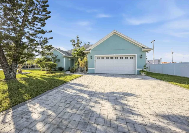 Photo 2 of Single family home for sale at 716 Laurel Ave, Venice, FL 34285 | MLS# N6146277 | Listing updated on 2026-10-28