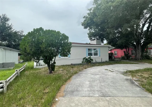 Photo 3 of Sale Pending at 3642 Emerson Ave S, Saint Petersburg, FL 33711 | MLS# TB8559576 | Listing updated on 2026-10-20