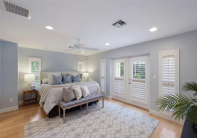 Photo 3 of Single family home for sale at 128 S Washington Dr, Sarasota, FL 34236 | MLS# A4710169 | Listing updated on 2026-10-23