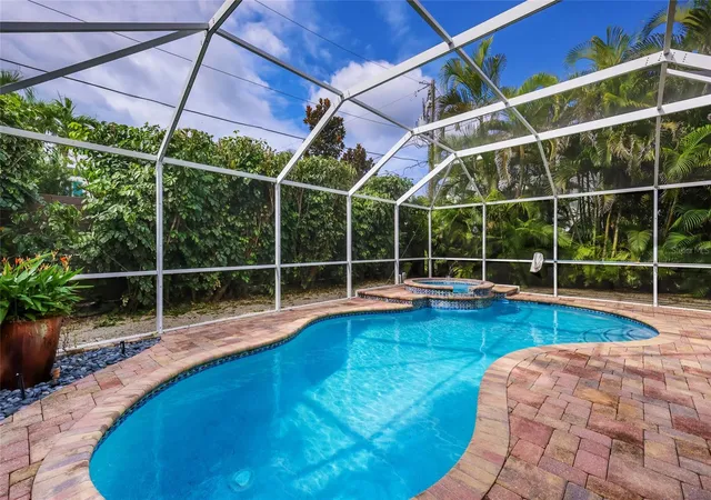 Photo 4 of Single family home for sale at 128 S Washington Dr, Sarasota, FL 34236 | MLS# A4710169 | Listing updated on 2026-10-23