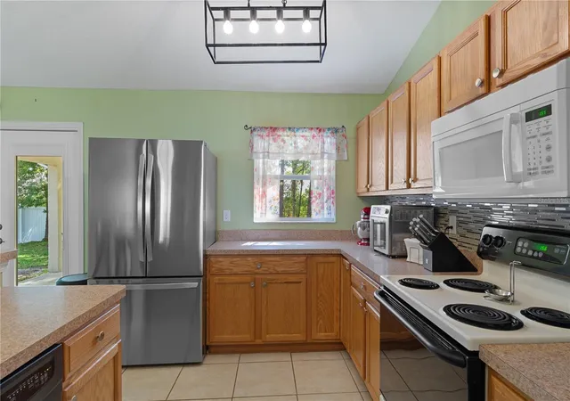 Photo 2 of Single family home for sale at 513 Oakhill Ct, Brooksville, FL 34601 | MLS# W7890447 | Listing updated on 2026-10-22