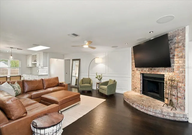 Photo 2 of Single family home for sale at 3707 Bayview Dr, Orlando, FL 32806 | MLS# O6451120 | Listing updated on 2026-10-23