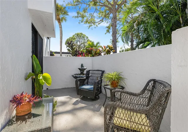 Photo 3 of Single family home for sale at 3111 Heatherwood Ln, Sarasota, FL 34235 | MLS# A4710180 | Listing updated on 2026-10-25