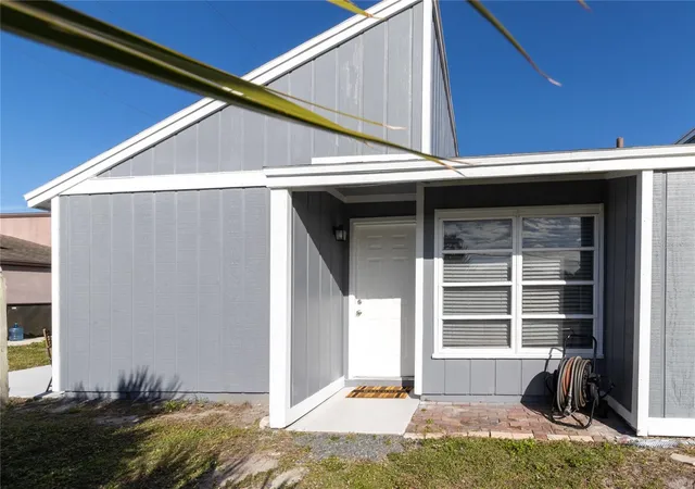 Photo 2 of House for sale at 7013 Brentford Rd, Sarasota, FL 34241 | MLS# A4710204 | Listing updated on 2026-10-21