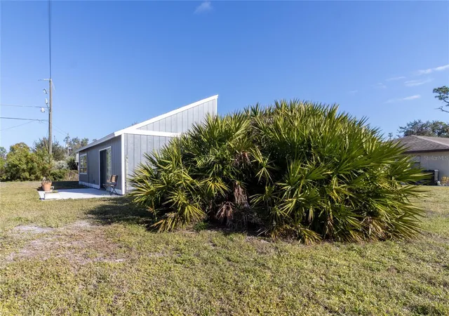 Photo 3 of House for sale at 7013 Brentford Rd, Sarasota, FL 34241 | MLS# A4710204 | Listing updated on 2026-10-21