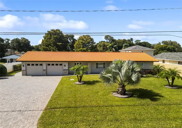 Single family home for sale at 1010 Edgewater Dr, WINTER HAVEN, FL 33884 | MLS# L4965906