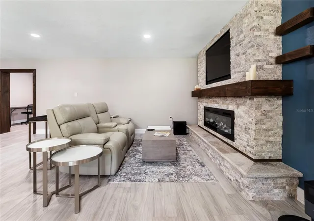 Photo 1 of Single family home for sale at 1010 Edgewater Dr, Winter Haven, FL 33884 | MLS# L4965906 | Listing updated on 2026-10-29