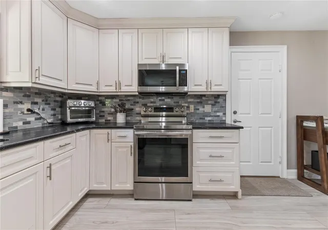 Photo 4 of Single family home for sale at 1010 Edgewater Dr, Winter Haven, FL 33884 | MLS# L4965906 | Listing updated on 2026-10-29