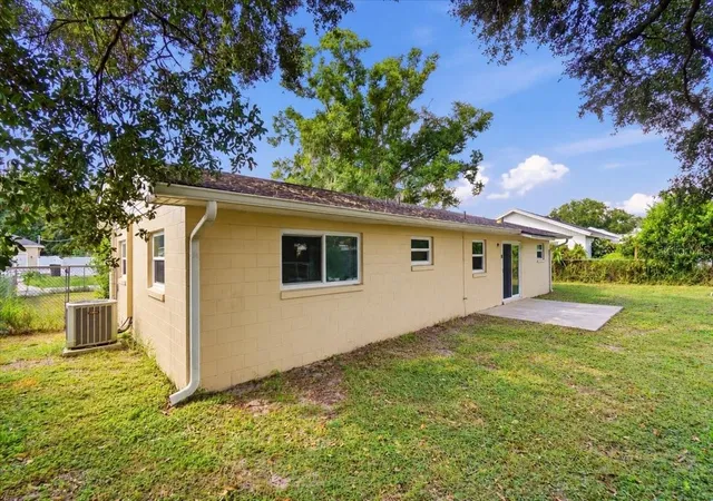Photo 4 of Single family home for sale at 1096 Carefree Cvs Dr, Winter Haven, FL 33881 | MLS# A4710224 | Listing updated on 2026-10-21