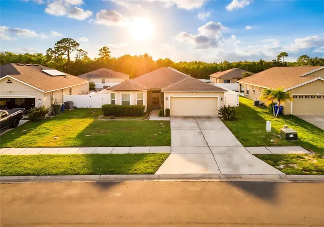 Photo 2 of Single family home for sale at 1085 Brenton Manor Dr, Winter Haven, FL 33881 | MLS# S5159890 | Listing updated on 2026-10-22