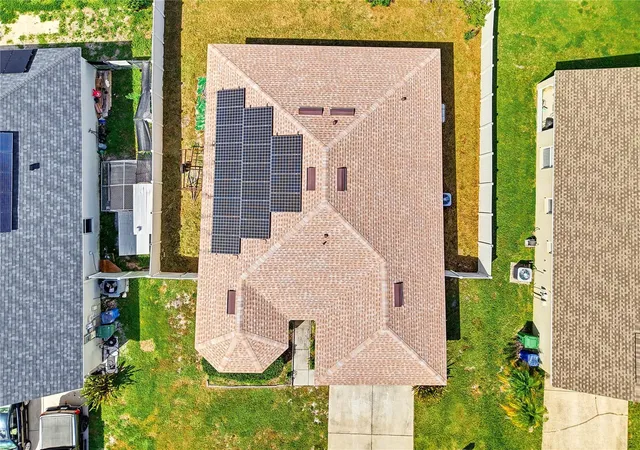 Photo 3 of Single family home for sale at 1085 Brenton Manor Dr, Winter Haven, FL 33881 | MLS# S5159890 | Listing updated on 2026-10-22