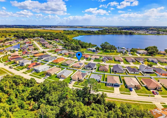 Photo 4 of Single family home for sale at 1085 Brenton Manor Dr, Winter Haven, FL 33881 | MLS# S5159890 | Listing updated on 2026-10-22