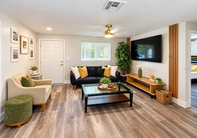 Photo 2 of Single family home for sale at 102 Cosmos Dr, Orlando, FL 32807 | MLS# S5159893 | Listing updated on 2026-10-22