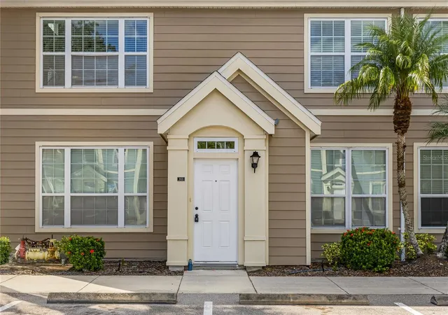 Listing Photo 2 - Condo for sale in building located at 5531 Rosehill Rd, SARASOTA, FL 34233 - Unit #203