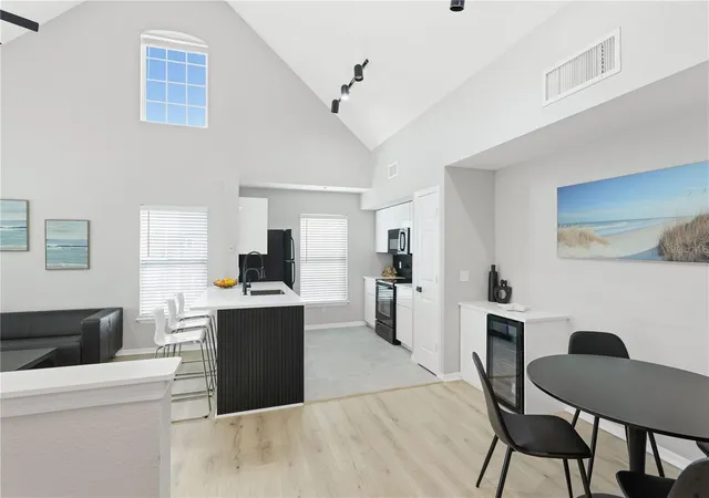 Listing Photo 3 - Condo for sale in building located at 5531 Rosehill Rd, SARASOTA, FL 34233 - Unit #203