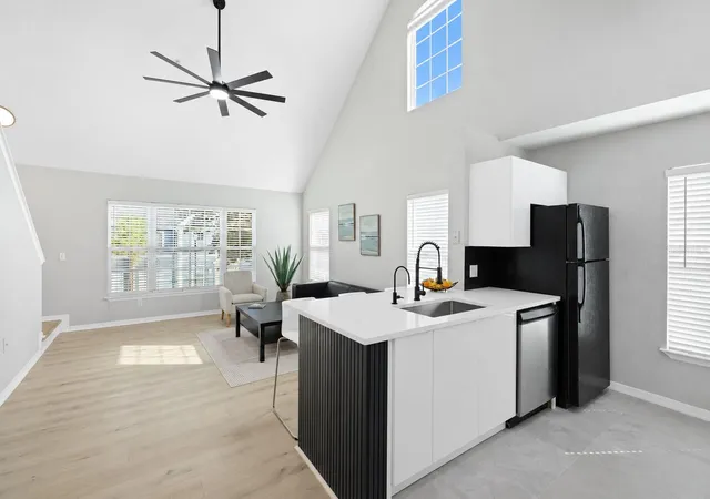 Listing Photo 4 - Condo for sale in building located at 5531 Rosehill Rd, SARASOTA, FL 34233 - Unit #203