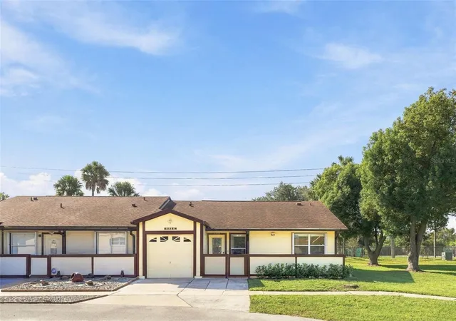 Photo 1 of Townhouse for sale at 5800 Sagunto St, Orlando, FL 32807 | MLS# O6451342 | Listing updated on 2026-10-24