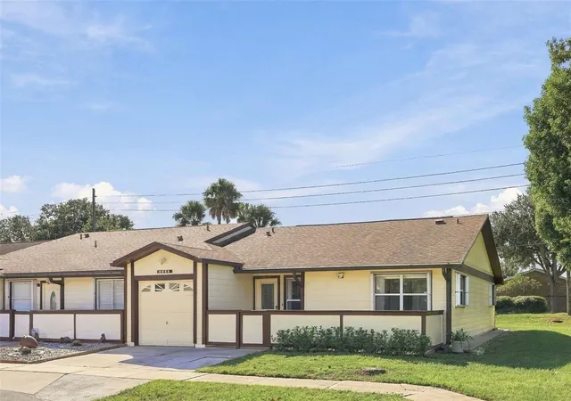 Photo 2 of Townhouse for sale at 5800 Sagunto St, Orlando, FL 32807 | MLS# O6451342 | Listing updated on 2026-10-24