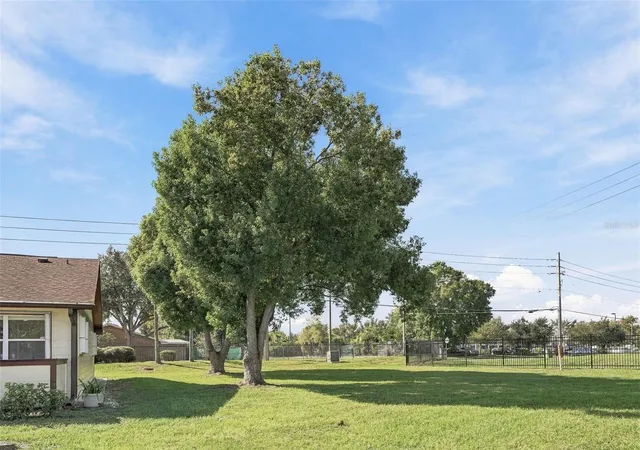 Photo 3 of Townhouse for sale at 5800 Sagunto St, Orlando, FL 32807 | MLS# O6451342 | Listing updated on 2026-10-24