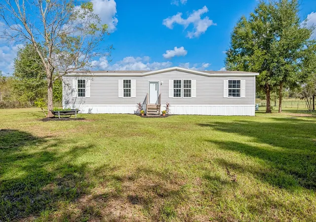 Photo 2 of Manufactured home for sale at 2729 Sw Watson St, Fort White, FL 32038 | MLS# GC544321 | Listing updated on 2026-10-21