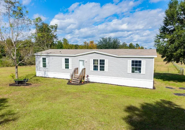 Photo 3 of Manufactured home for sale at 2729 Sw Watson St, Fort White, FL 32038 | MLS# GC544321 | Listing updated on 2026-10-21
