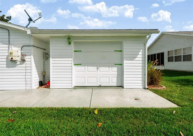 Photo 3 of Single family home for sale at 1220 Maria Ct, Lady Lake, FL 32159 | MLS# TB8559909 | Listing updated on 2026-10-23