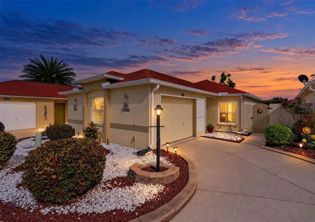 Single family home for sale at 407 Carmel Ave, Lady Lake, FL 32159 | MLS# G5119292